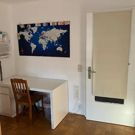 1 Moebliert Gut Ausgestattet Und Gute Anbindung Bus Bahn Homestay