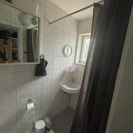 1 Moebliert Gut Ausgestattet Und Gute Anbindung Bus Bahn Homestay